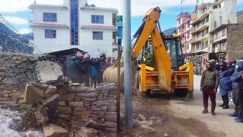 मनोहरा क्षेत्रमा सडक अतिक्रमित गरेर बनाइएका घरटहरा हटाइँदै
